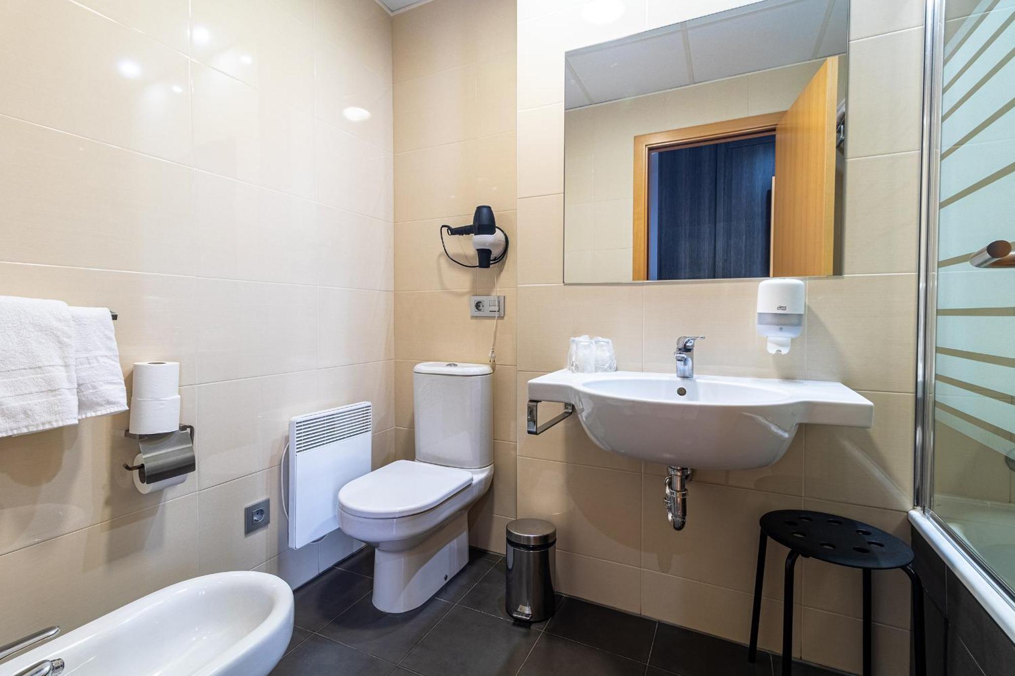 Twin Room,1698893632:JPEG